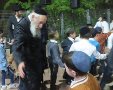 הרב וייספיש בת"ת עם תלמידיו. המצלם