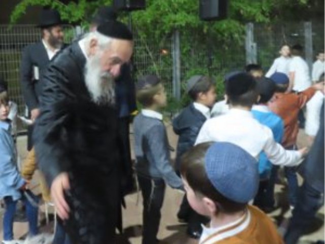הרב וייספיש בת"ת עם תלמידיו. המצלם