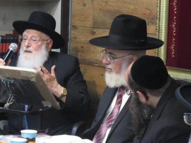 הרב פינטו על ציון אביו. א' מיכאלי