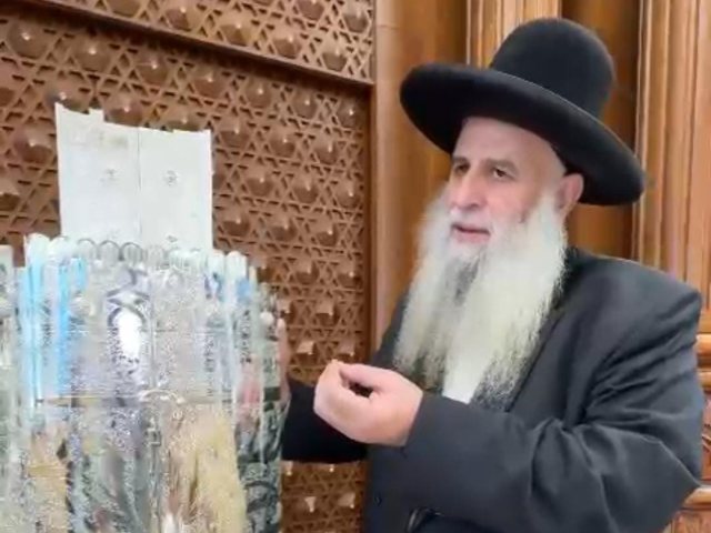 רבי מאיר אבוחצירא לצד ספר התורה. מ. מיכאלי