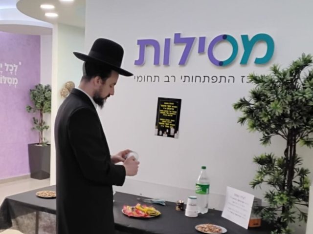 הרב רוסט מנהל המכון מדליק נר. מסילות