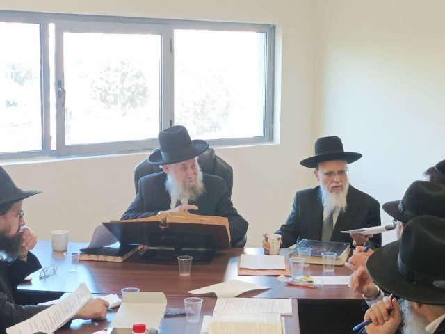 רב העיר הגרי שיינין בוחן את האברכים. המצלם