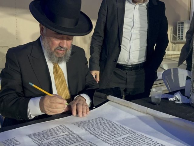 הכנסת ספר תורה גן יבנה. א' מיכאלי