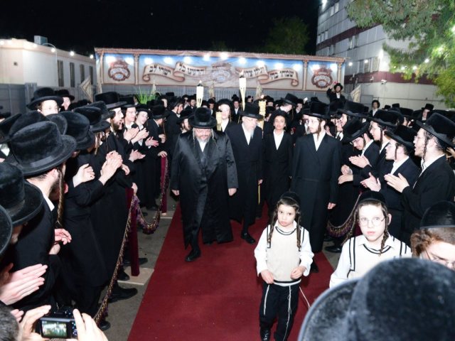 הרה"צ בכניסה לישיבה. צילום: יוסי לוי