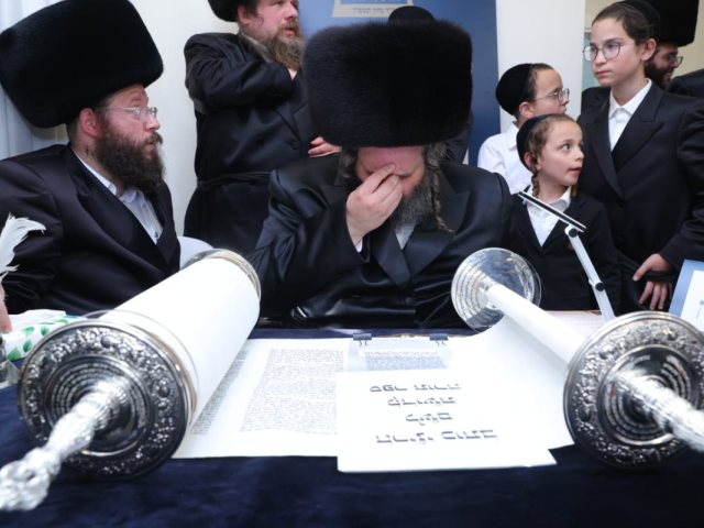 הרב שלמה צבי אלתר בהכנסת ספר התורה