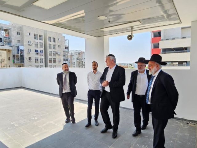 ממ,ק רה"ע בבניין 'חזון מאיר'. המצלם