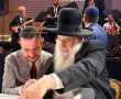 הפייטן הנודע הכניס ספר תורה - וכולם הגיעו לחגוג (וידאו)