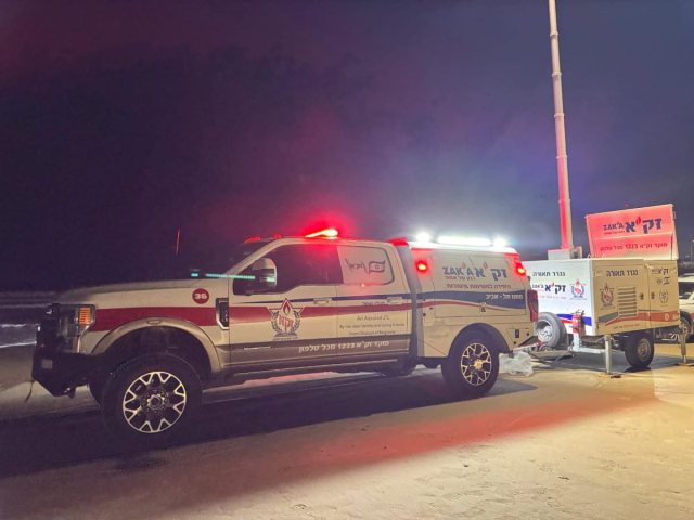 צוות זק"א בחוף הצוק. רץ ברשת ומתפרסם על פי סעיף 27א' בחוק זכויות יוצרים