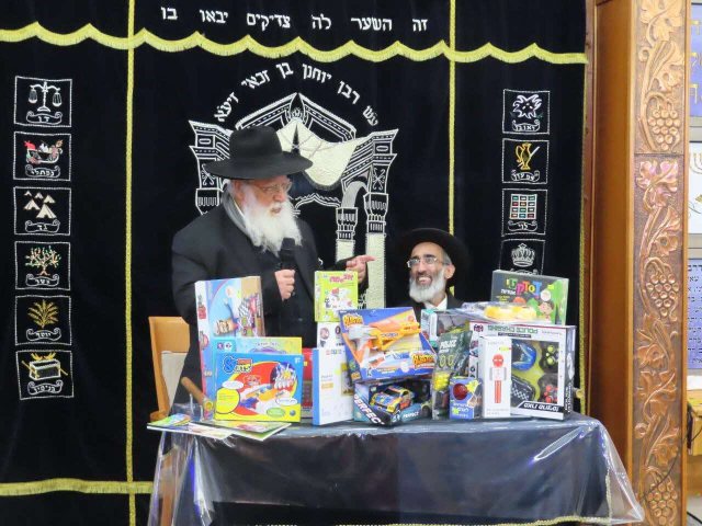 החידון בבית הכנסת הריבז. א' מיכאלי