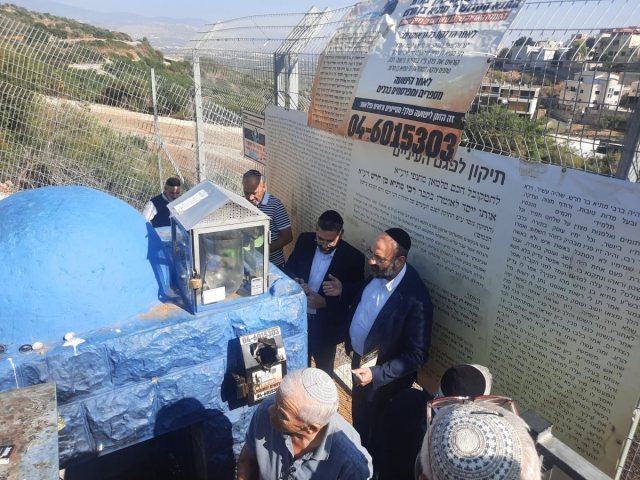 מתפללים על ציוני הקדושים. זכור לאברהם א' כהן