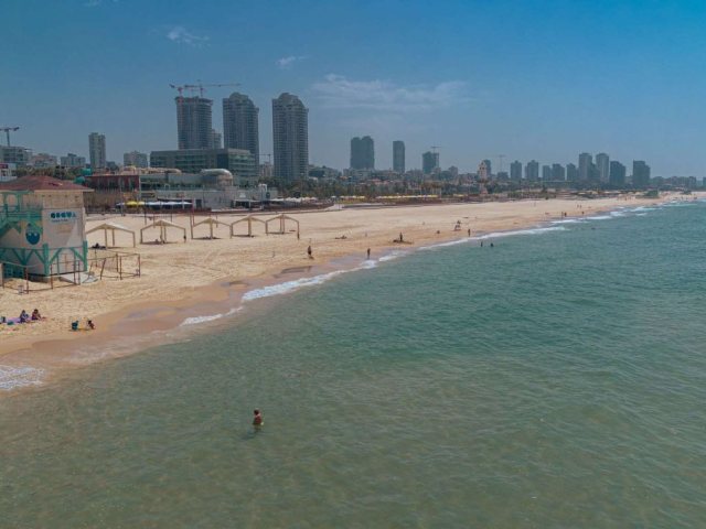 חופי אשדוד. מיקי אדרי