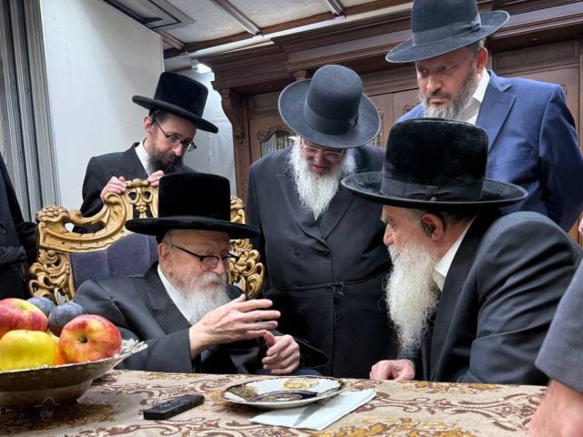 רבי רפאל אבו חצירא עם הרבי מסקווירא