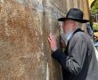 הרב התרפק על בניין קברי האבות. צפו בתיעוד
