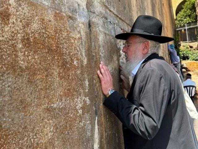 הרב יעקב ישועה פינטו במערת המכפלה. א' מיכאלי