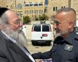 הרב גשייד עם מפקד המשטרה. המוקד