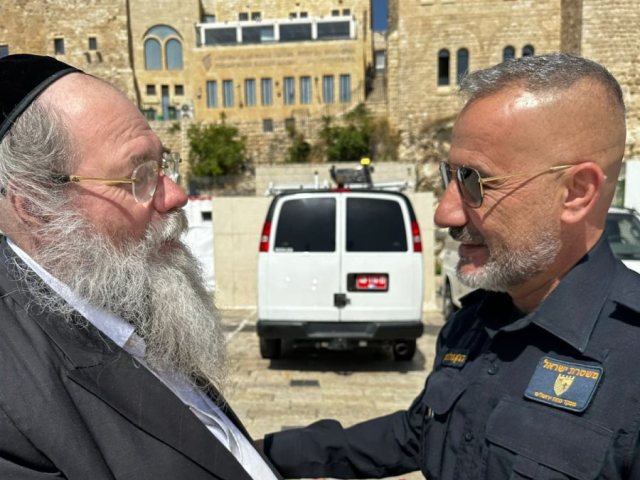 הרב גשייד עם מפקד המשטרה. המוקד