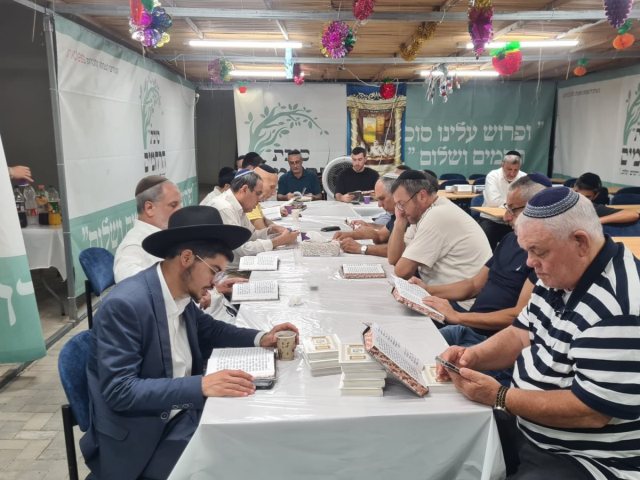 סדר השוענא רבה בסוכת הרחמים. מ"ר