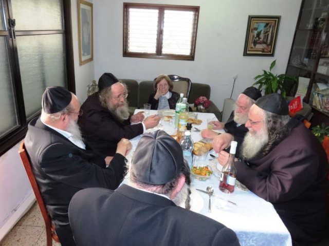 הרבנית ע"ה עם בניה הגאונים שליט"א. מתפרסם לפי חז"י 27א 