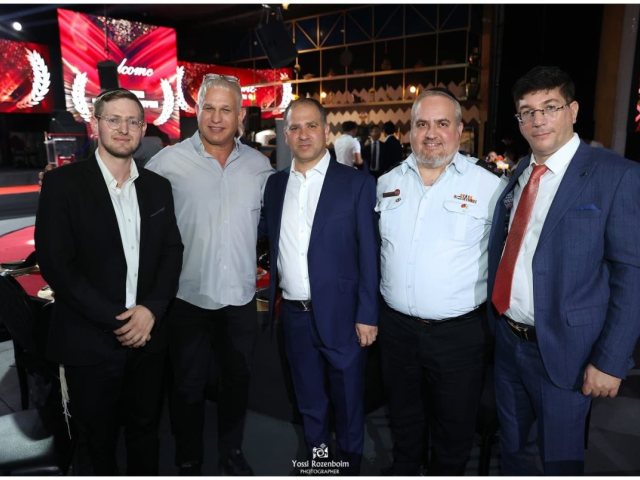מציגים את האופנועים החדשים. זק"א