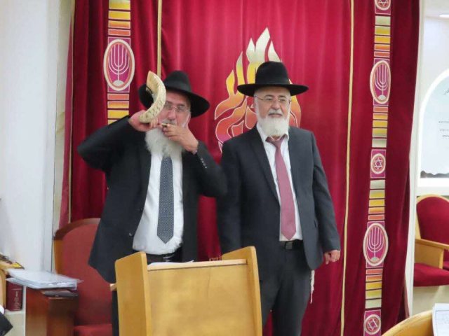 הרב חיים בן חמו בתקיעת שופר. המועהד
