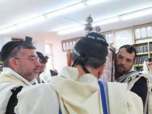 הרב אמסילי מכובד בהולכת ספר התורה. א' מיכאלי