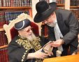 הרב דהן מקבל את ברכתו של מרן. א מיכאלי