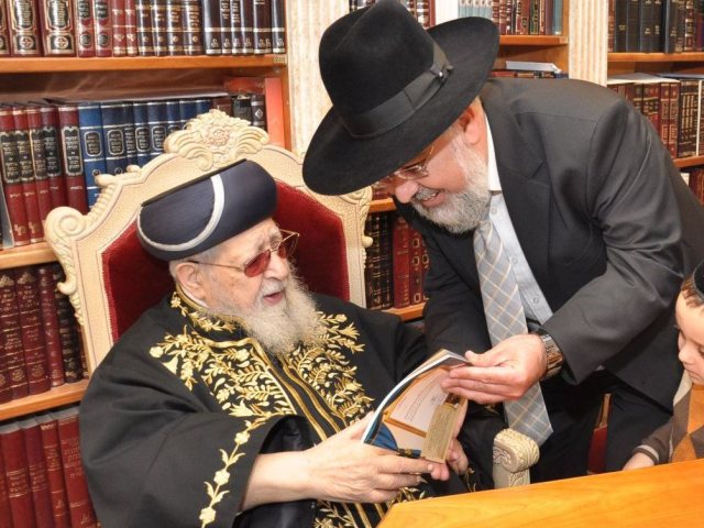 הרב דהן מקבל את ברכתו של מרן. א מיכאלי