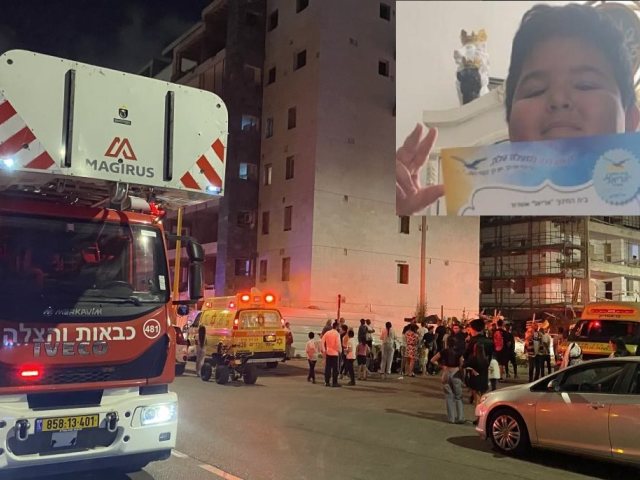 הילד לי-ים נחום ז"ל ברקע רכבי הכיבוי בסמוך לזירת השריפה
