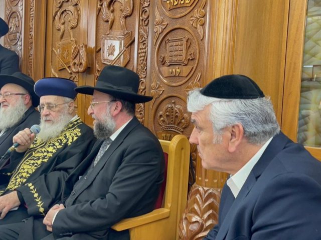 אמסלם לצד הגר"י יוסף. המרכז למורש