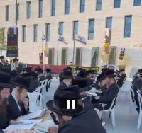 לימוד סוער מול משרד היועמשית. מתוך הסירטון של אבי מוסקוב