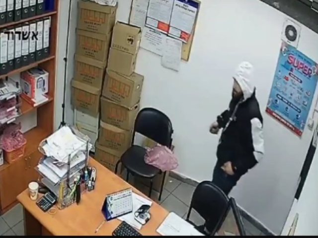 הפורץ כפי שנקלט במצלמות האבטחה