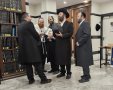הרב אברהם דרעי בשיחה עם מתפללים בבית המדרש 'בית פנחס' של בעלזא יממה לפני פטירת אביו