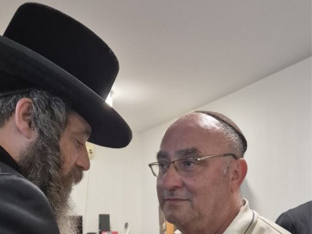 האדמו"ר מפיטסבורג מנחם את אביו של יונן חזוט היד. פיטסבורג