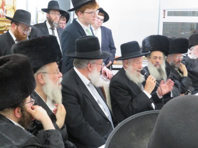 הרב שיינין בסוכת פני מנחם. י"מ