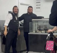 יענקי שטיין חונך את החנות החדשה. מתוך הסירטון