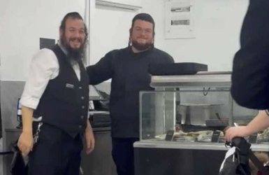 יענקי שטיין חונך את החנות החדשה. מתוך הסירטון