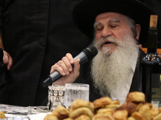רבי רפאל אבוחצירא בהדלקה. המצלם