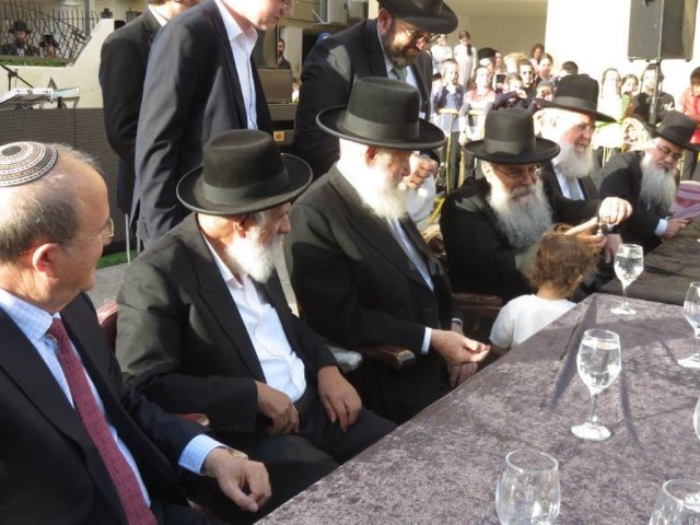 גזיזת השערות לבנו של ר' חיים אמסילי. א' מיכאלי ויוסי לוי
