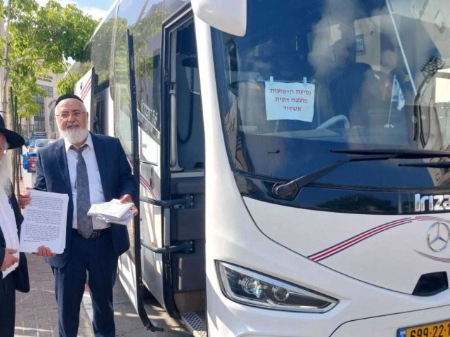 הרב דהן לפני הנסיעה. א' מיכאלי