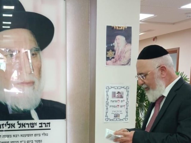 הרב דהן מעלה את הנרות. א' מיכאלי