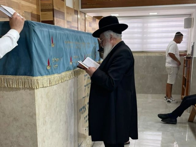 הרב שריקי על ציון הרב פינטו זצ"ל. צילום: ש. לרר