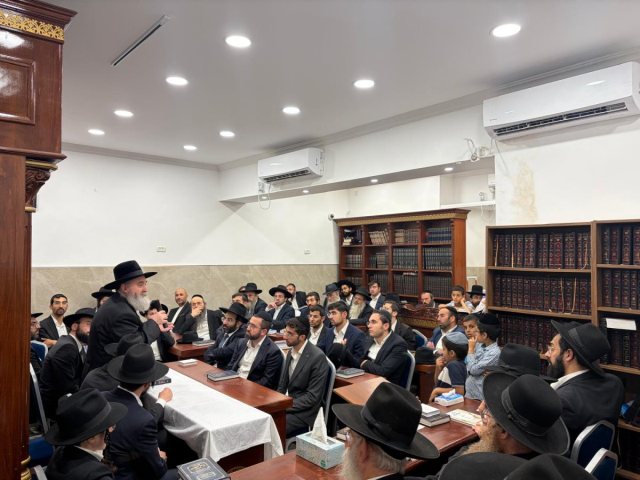 האדמור רבי יקותיאל אבוחצירא בירושלים. המצלם