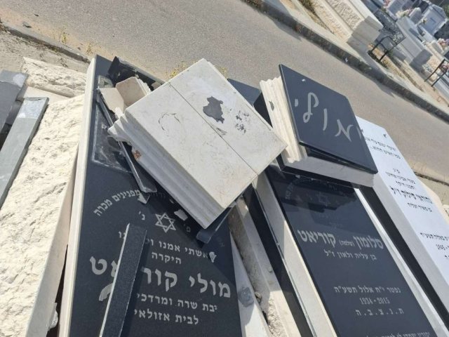 המצבה המנופצת. המצלם
