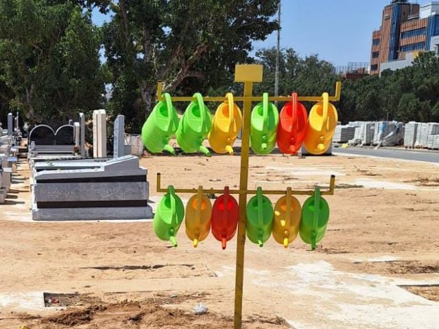 בית העלמין ערוך לבוא ההמונים. א' מיכאלי