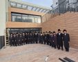 מחנכי הת"ת על רקע הבניין החדש. אלונים