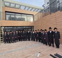 מחנכי הת"ת על רקע הבניין החדש. אלונים