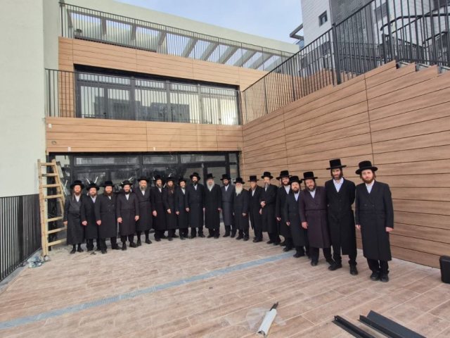 מחנכי הת"ת על רקע הבניין החדש. אלונים