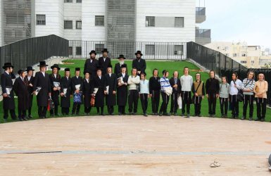 תלמידי הת"ת הכלל חסידי על רקע הבנין החדש. דעת מישרים
