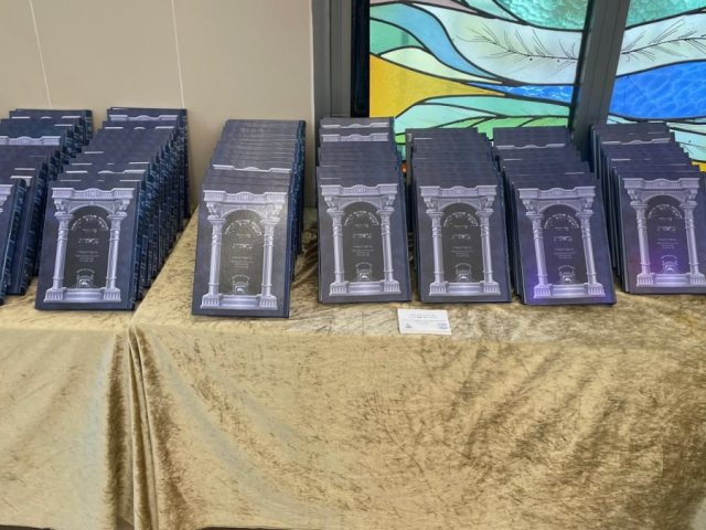 החומשים שחולקו לתלמידים. מ מיכאלי