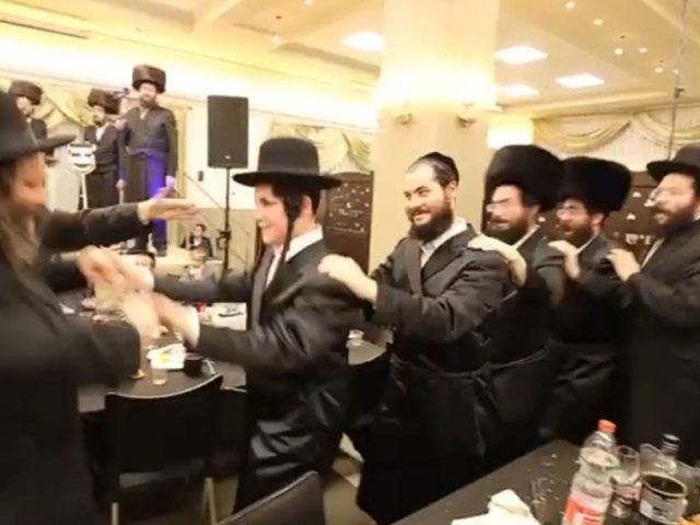 הרב שלמה צבי אלתר משמח את היתום. צילום מסך מתוך הסירטון